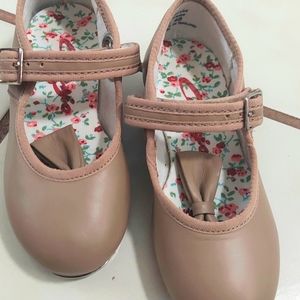 Capezio size 9 kids tap shoes.